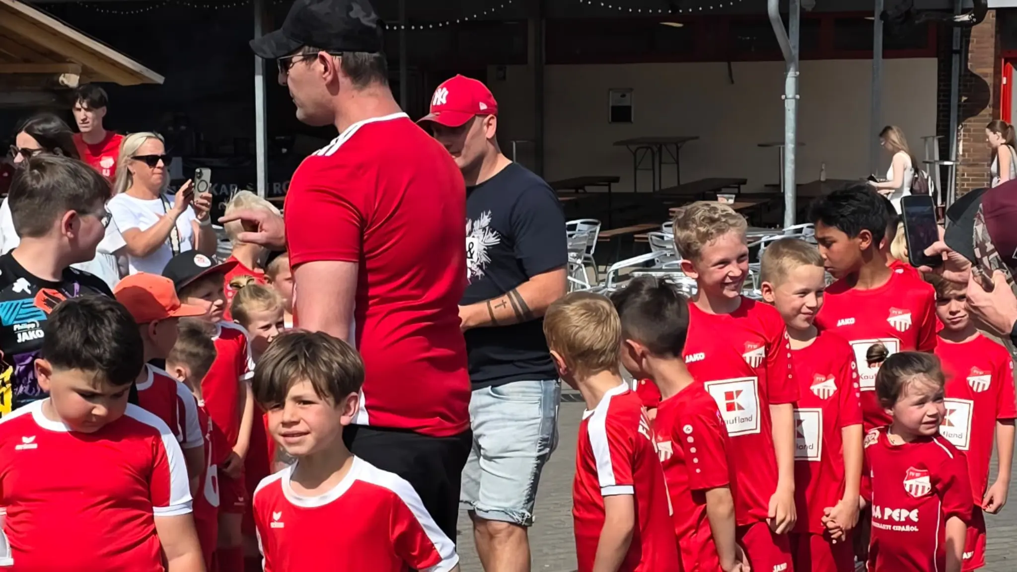 G-Jugend Diefflen beim Einlaufen im Stadion Babelsberg in Diefflen vor Zuschauern
