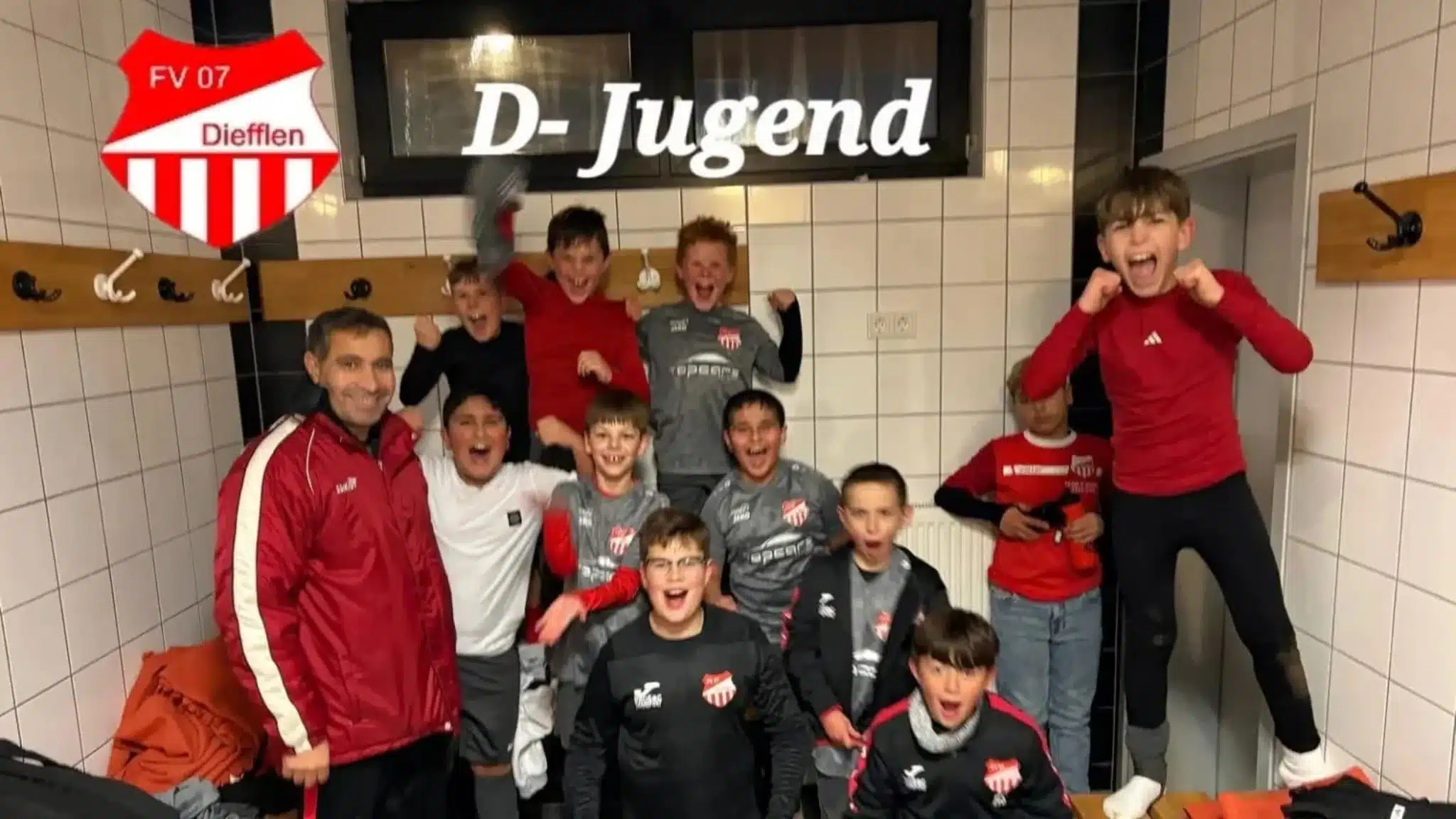 D-Jugend FV07 Diefflen feiert Sieg in der Kabine nach starkem Spiel