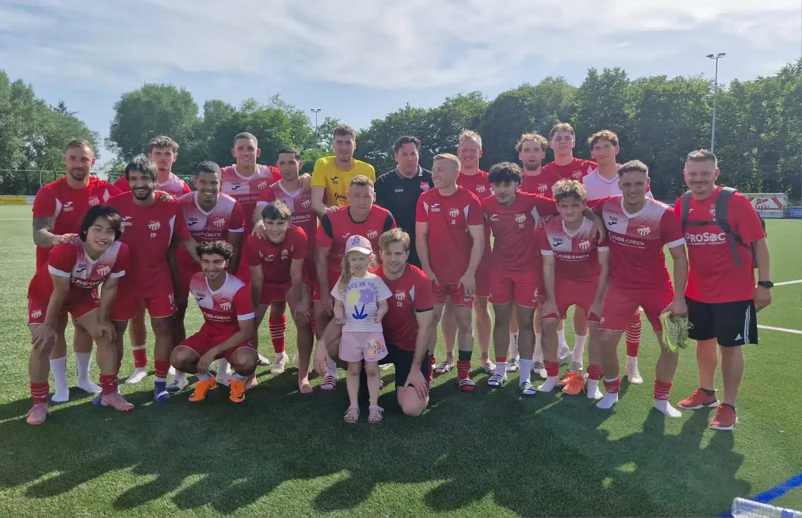 Mannschaft des FV07 Diefflen nach dem Klassenerhalt in der Oberliga Rheinland-Pfalz/Saar